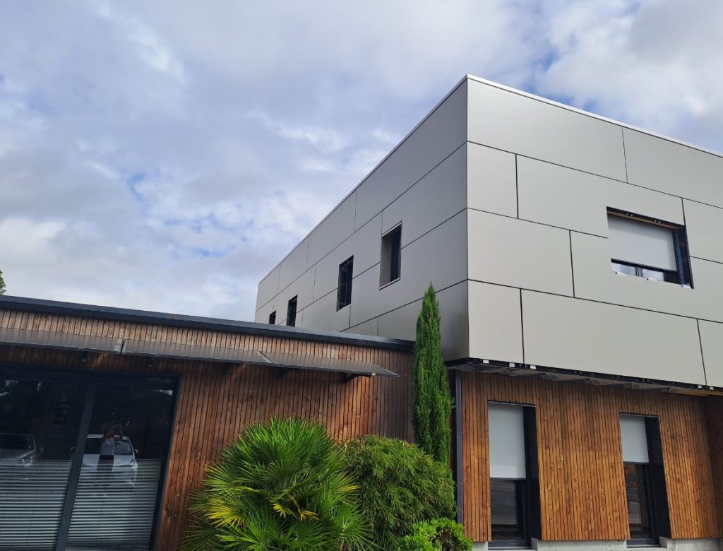 Bâtiment logistique conçu par CG2i avec optimisation structurelle et réglementaire